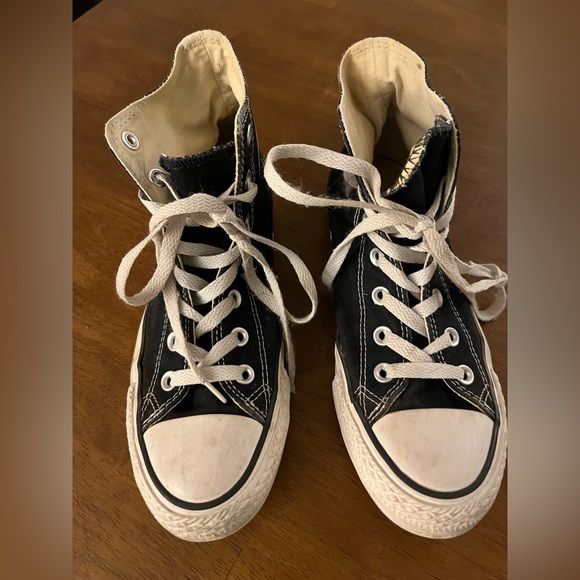 Converse Black and White Sneakers High Tops  Size 8 Women or Men 6. - Picture 1 of 4